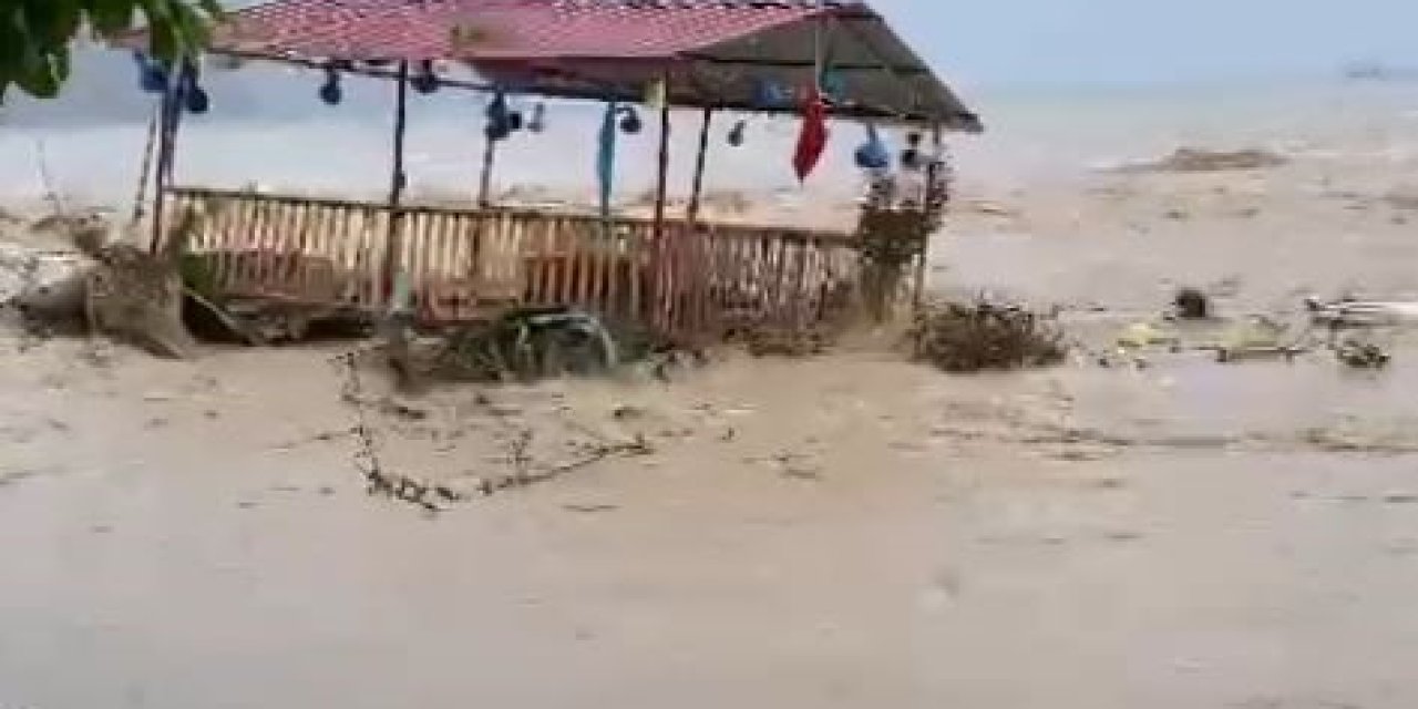 Antalya’da Şiddetli Yağmur Hayatı Felç Etti, Otomobil Sel Sularıyla Sürüklendi