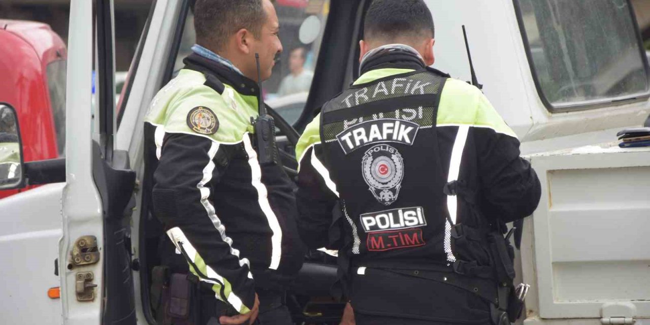 Alkollü Sürücü Önce Park Halindeki Araca Vurdu Sonra Araç İçinde Sızdı