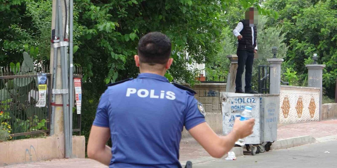 Bıçağı Boğazına Dayayıp Korku Dolu Anlar Yaşattı, İkna Eden Adamın Elini Öptü