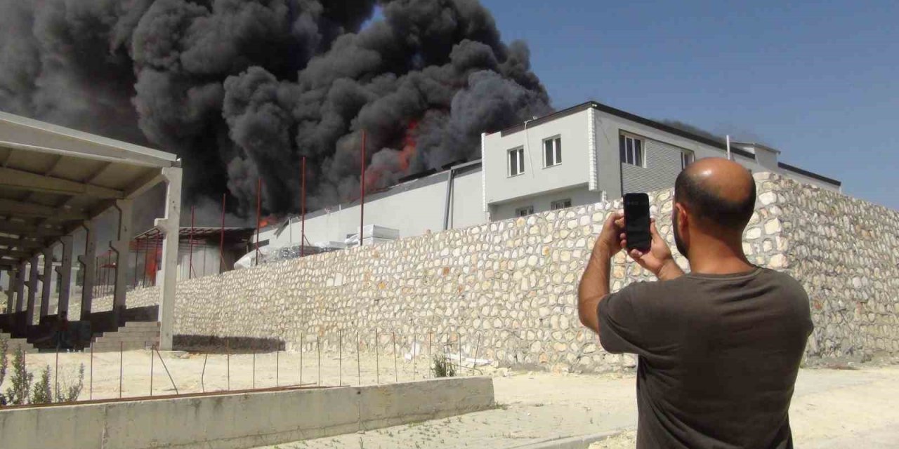 Mersin Silifke Osb’de Mobilya Fabrikası Yangını, Ekipler Müdahale Ediyor
