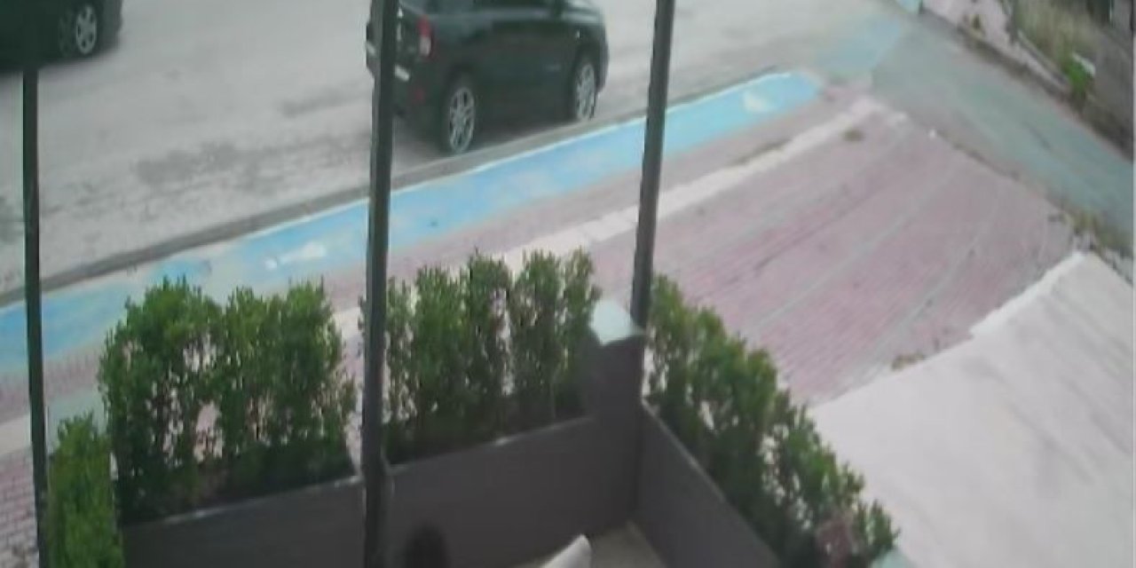 Kaldırıma Çarpıp Devrilen Araçtan Burnu Bile Kanamadan Çıktı