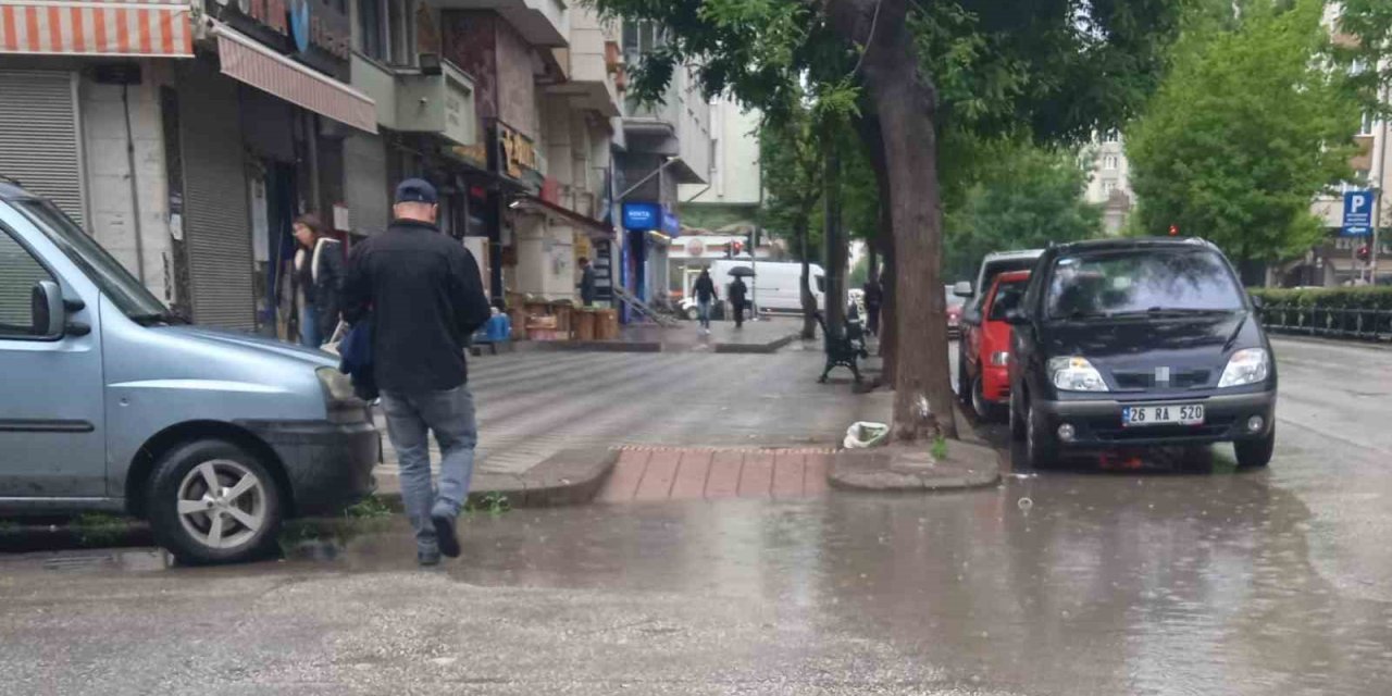 Engelli Rampasının Önündeki Su Birikintisi Vatandaşlara Zor Anlar Yaşattı