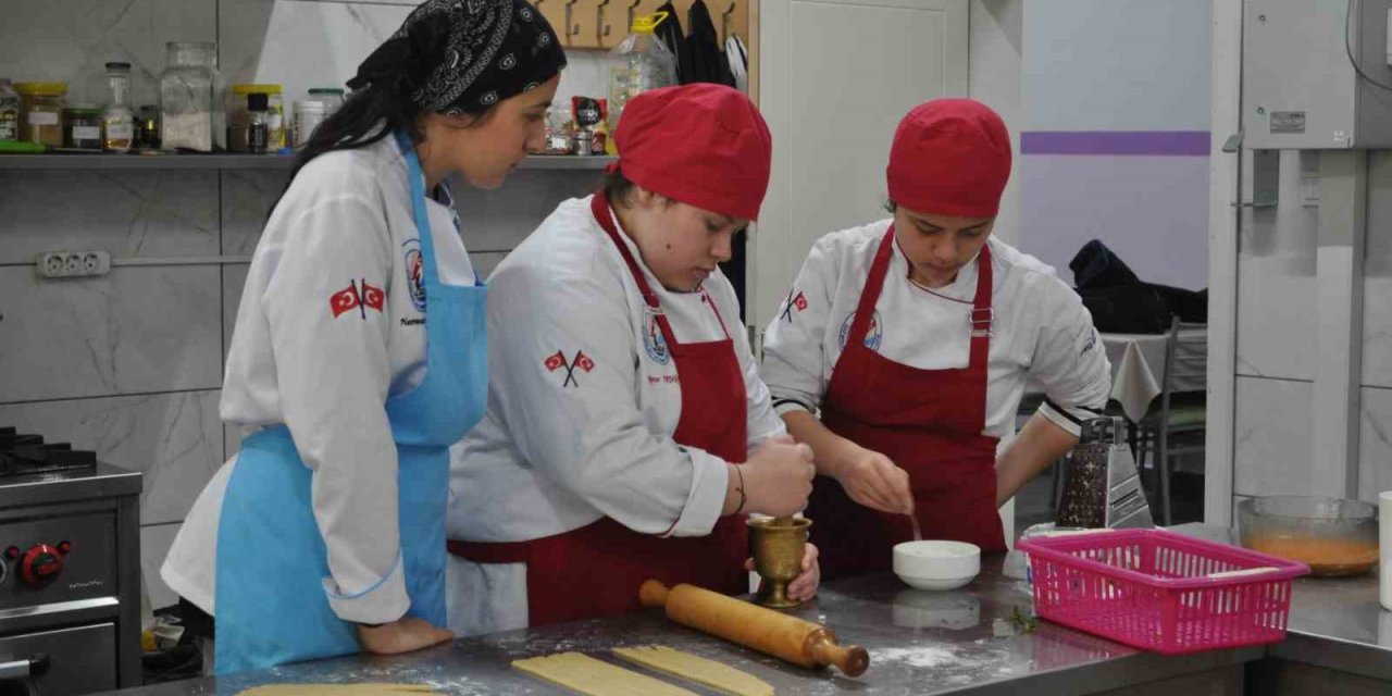 Öğrencilerin Yaptığı Yemekler Diğer Okullardaki Kardeşlerine Gidiyor