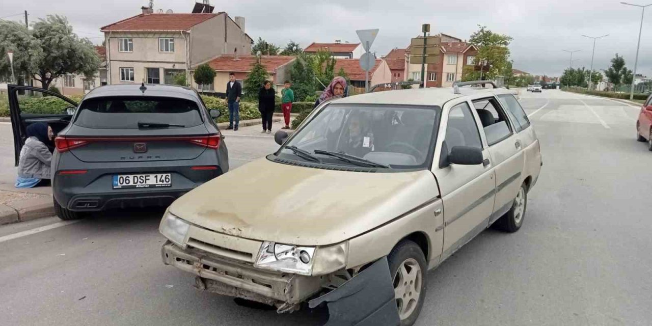 Eskişehir’de İki Otomobil Çarpıştı