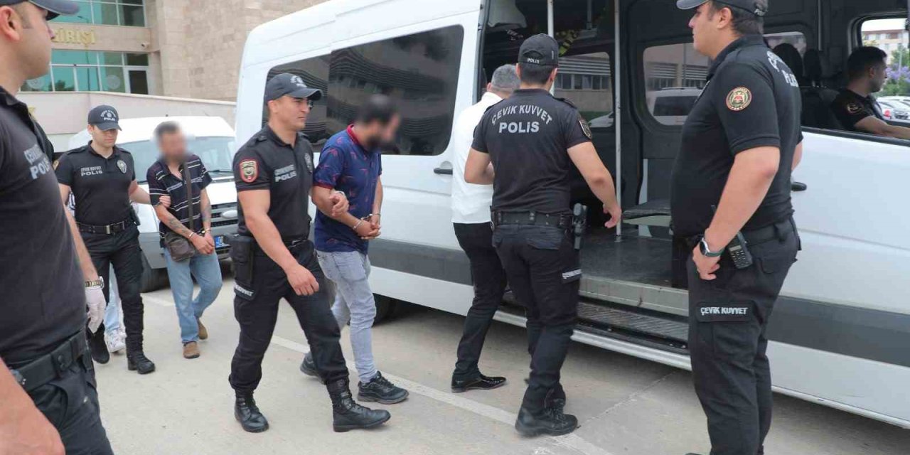 Antalya’da Polis Tarafından Aranan 60 Firari Yakalandı