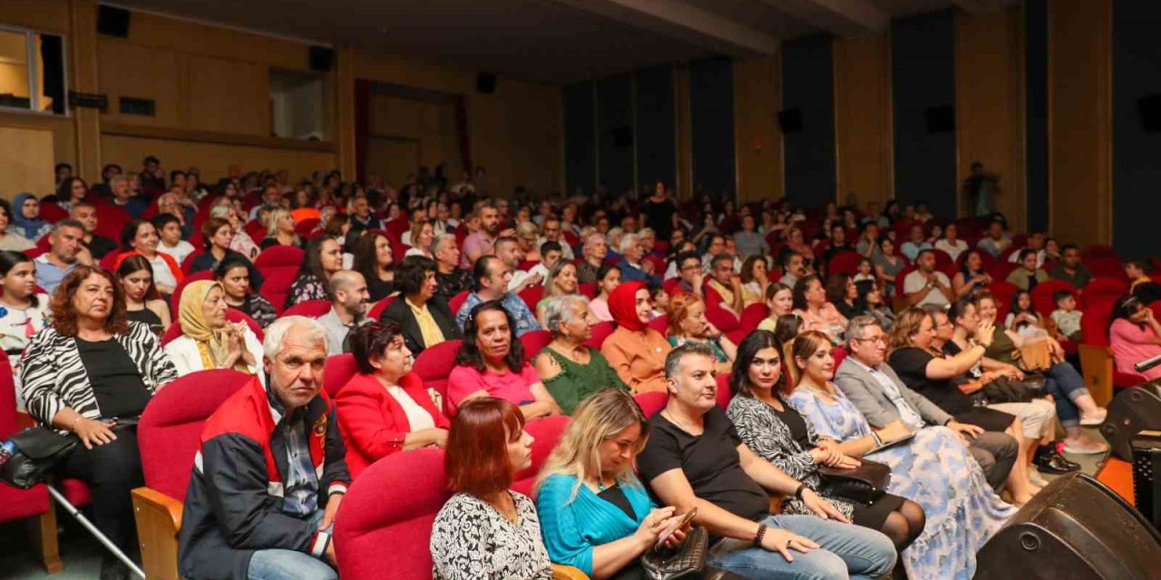 Konserde Orkestrada Yer Alan Müzik Öğretmenine Sürpriz Evlilik Teklifi