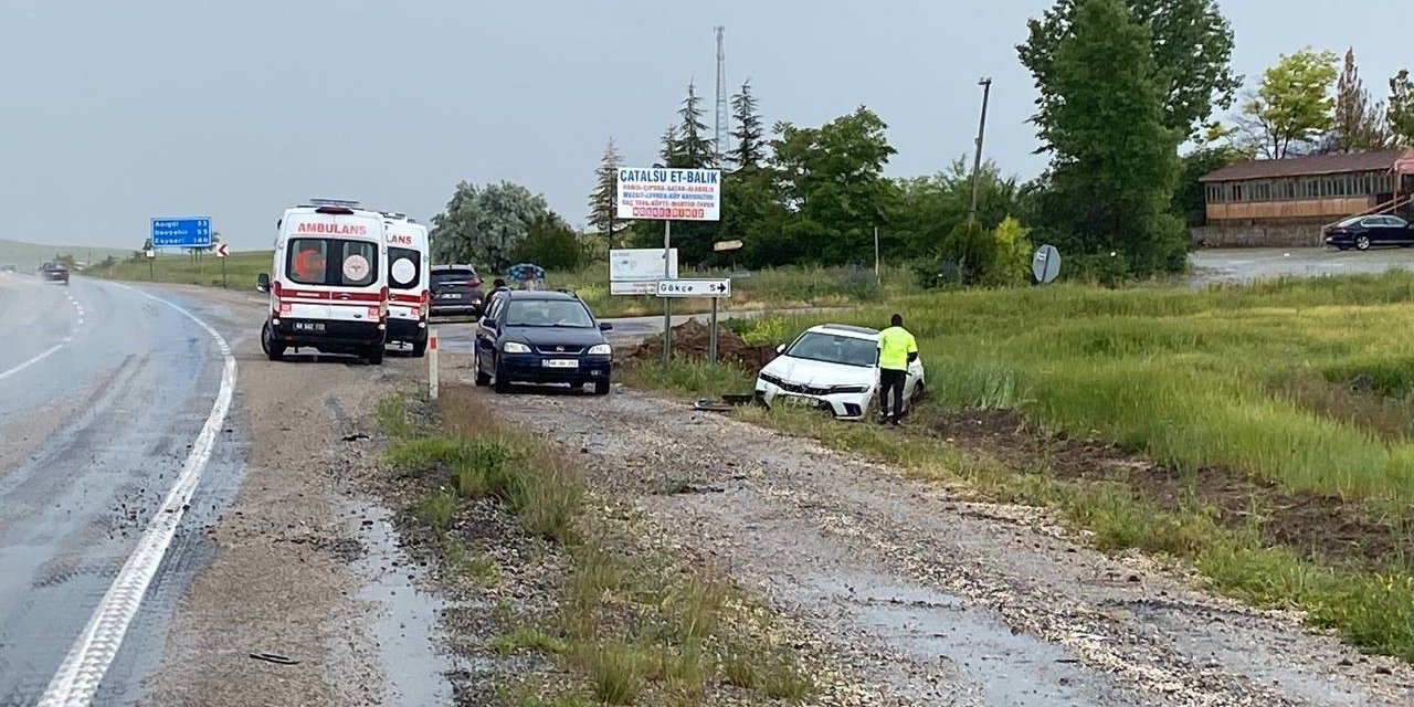 Otomobil Tarlaya Düştü: 3 Yaralı