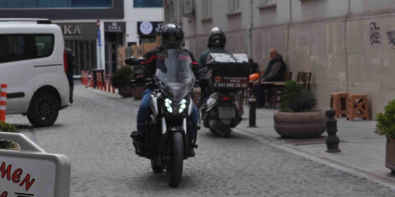 Ara Sokaklarda Trafik Kurallarına Uymayan Sürücüler Tehlike Saçıyor