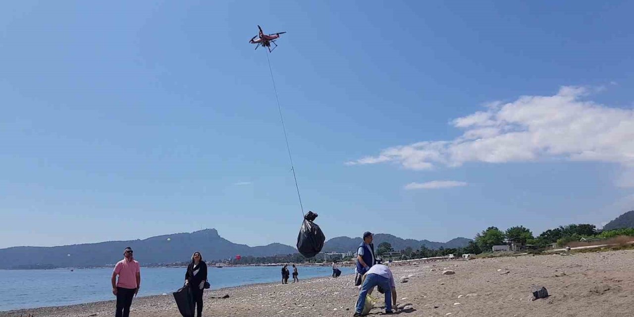 Sahildeki Çöpler Dronla Toplandı