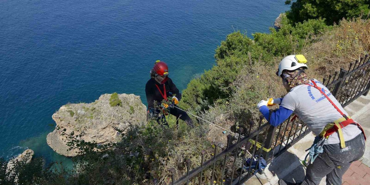40 Metreyi Bulan Falezlerde Halatla Aşağı Sarkıp Kilolarca Çöp Topladılar
