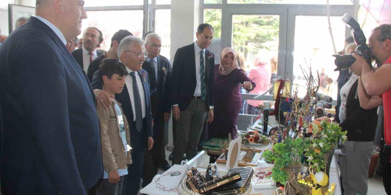Toplum Ruh Sağlığı Merkezi’ndeki Hastalar El Emeği Göz Nuru Eserlerini Sergiledi