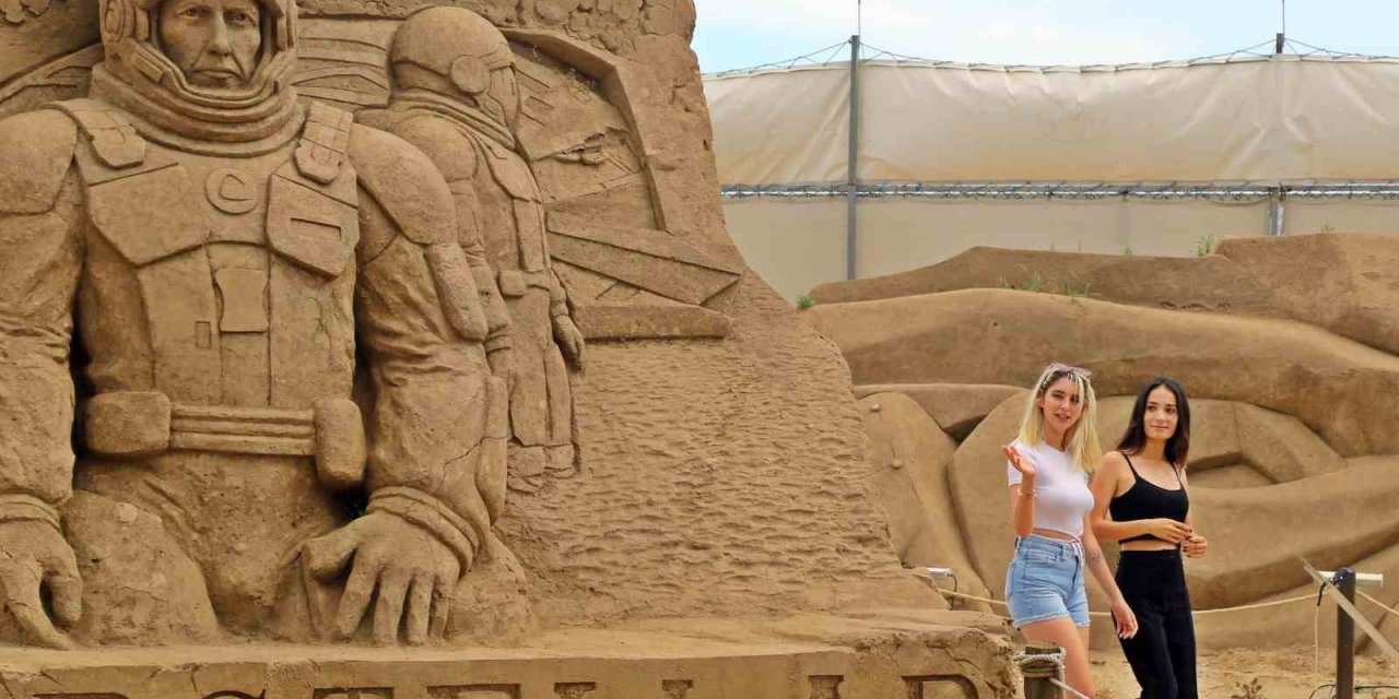 Antalya’da 10 Bin Ton Kum Kullanarak 25 Heykeltıraş Onlarca Heykel Yaptı