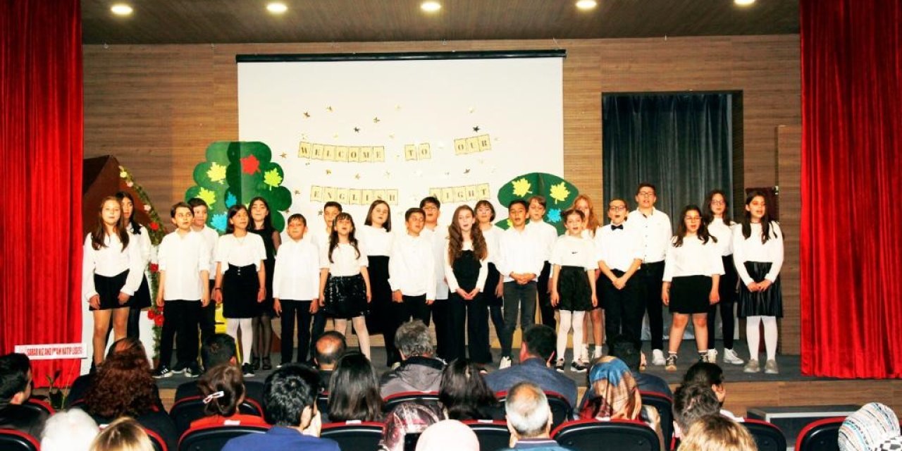 Ortaokul Öğrencilerinden İngilizce Şovu