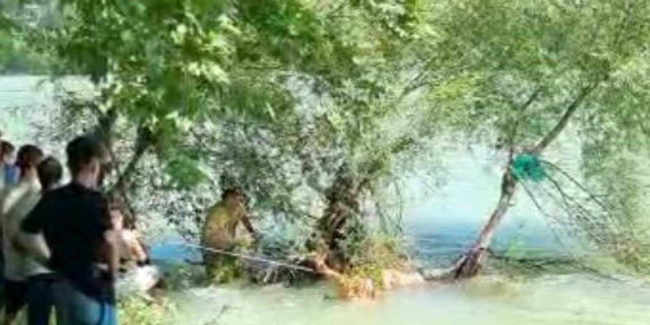 Antalya’da Boğulmak Üzere Olan Genci Vatandaşlar Halatla Kurtardı