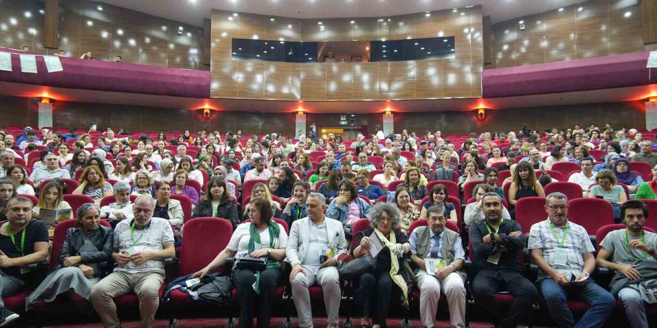 Tarsus Şehir Tiyatrosu, ’çehov Vodvil’ Oyununu İzmir’de Sahneledi