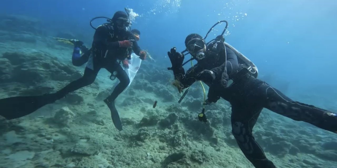 Kaş’ta Deniz Dibi Temizliği Yapıldı, Kamyon Lastiği, Bar Sandalyesi, Tencere Ve Şişeler Çıktı