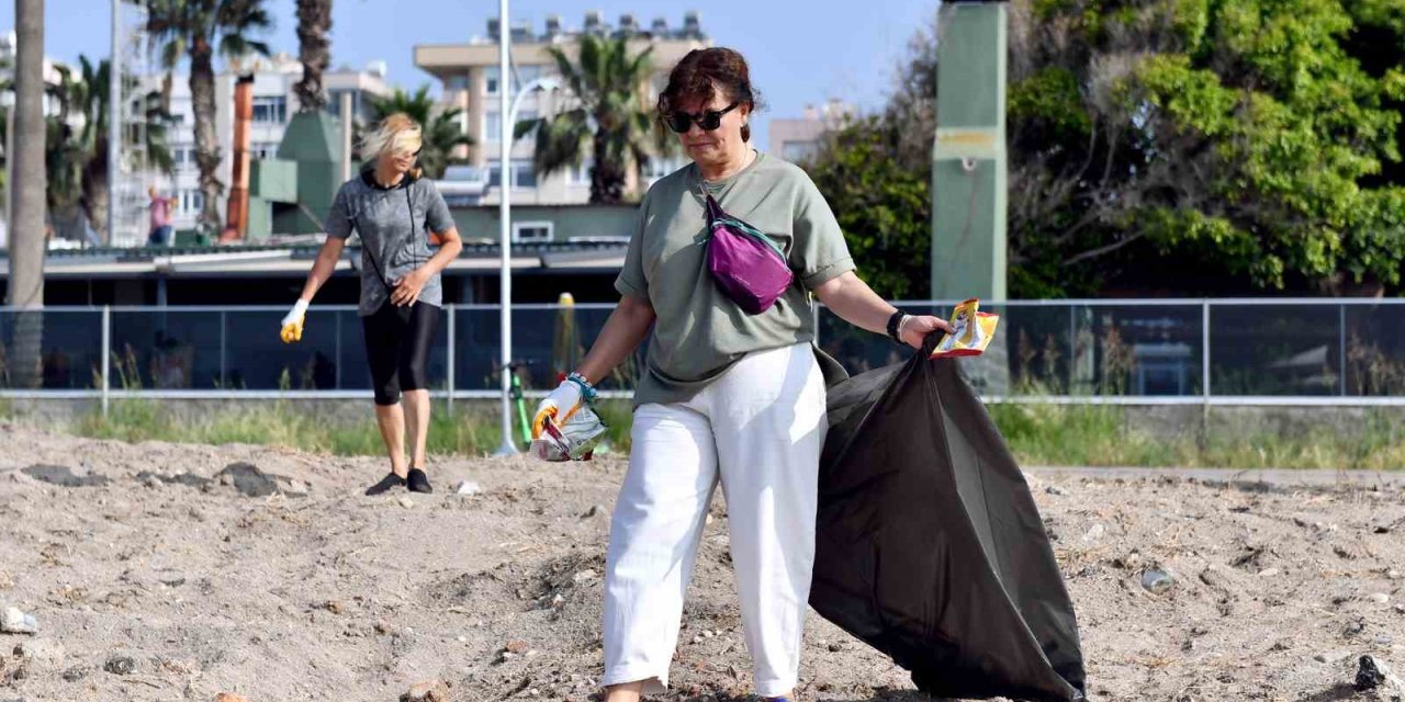 Mersin’de Gönüllü Kadınlar Sahil Temizliği Yaptı