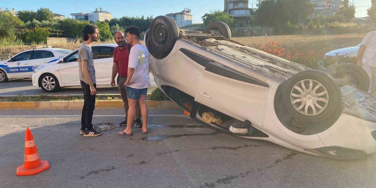 Önüne Çıkan Araca Çarpmamak İçin Direksiyonu Kırdı, Refüje Çıkıp Ters Döndü