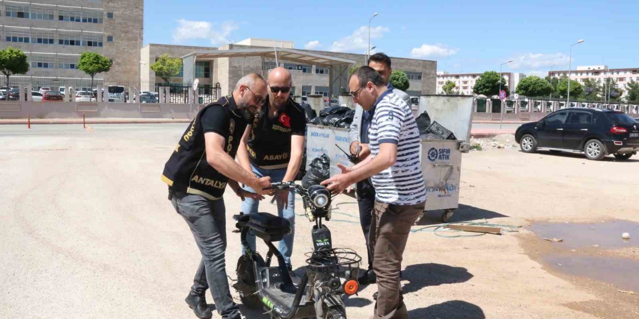 Kavga Sırasında Çalınan Elektrikli Bisikletini Bir Anda Karşısında Görünce Polislere Sarıldı