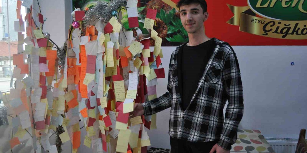 Bu Ağaç Müşterilerin Bıraktığı Notlarla Yeşeriyor