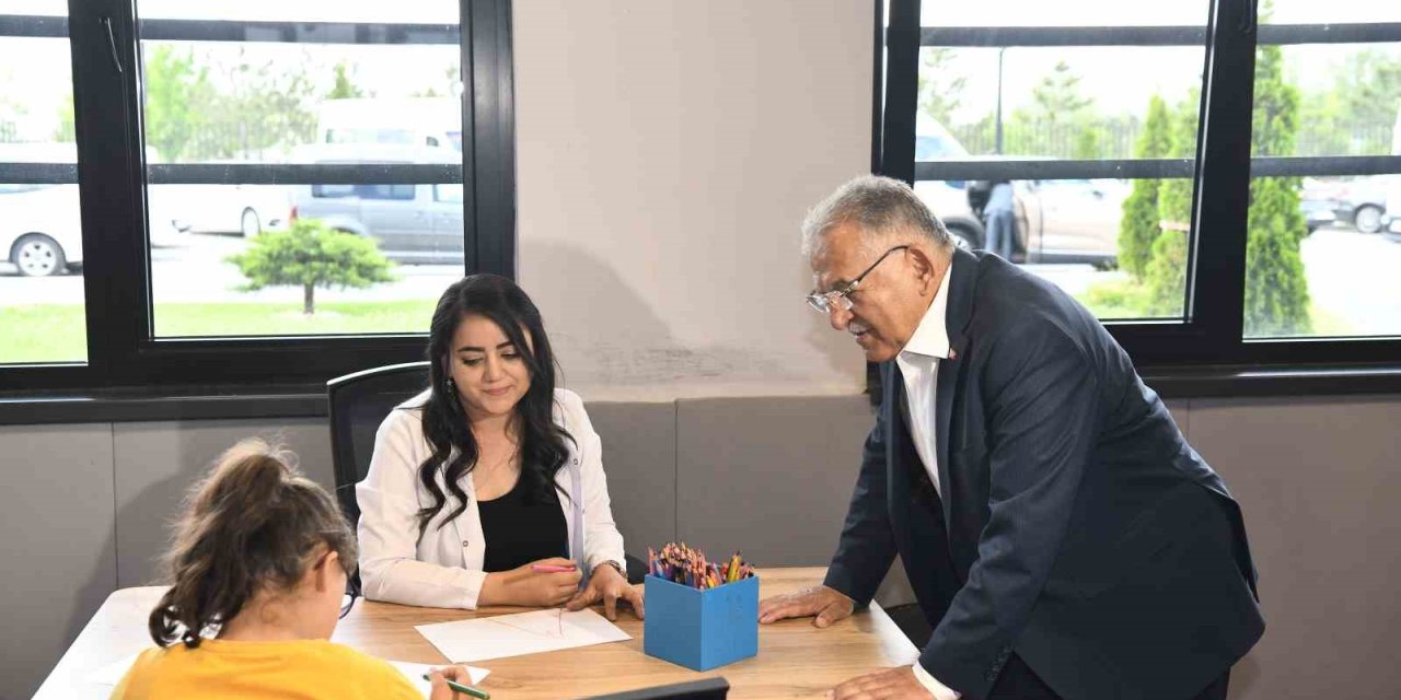 Başkan Büyükkılıç, Engelsiz Yaşam Merkezi’nin Özel Çocuklarıyla Kucaklaştı