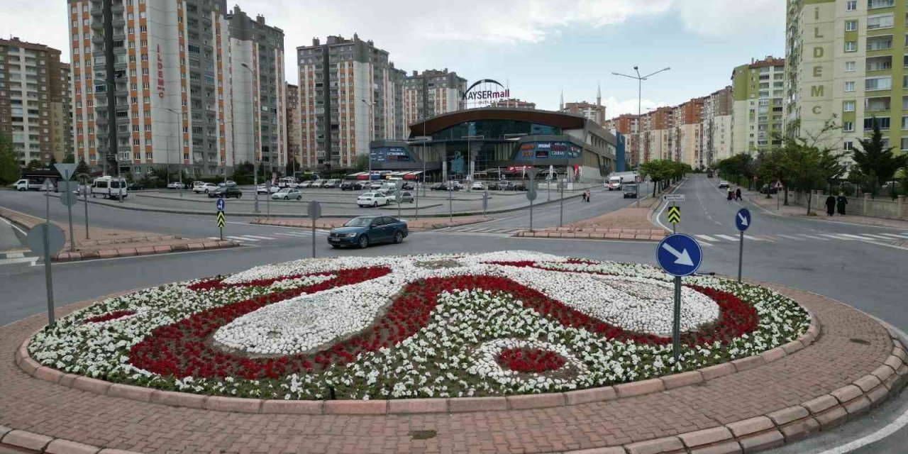 Melikgazi’de Kavşaklar Çiçeklerle Süslendi
