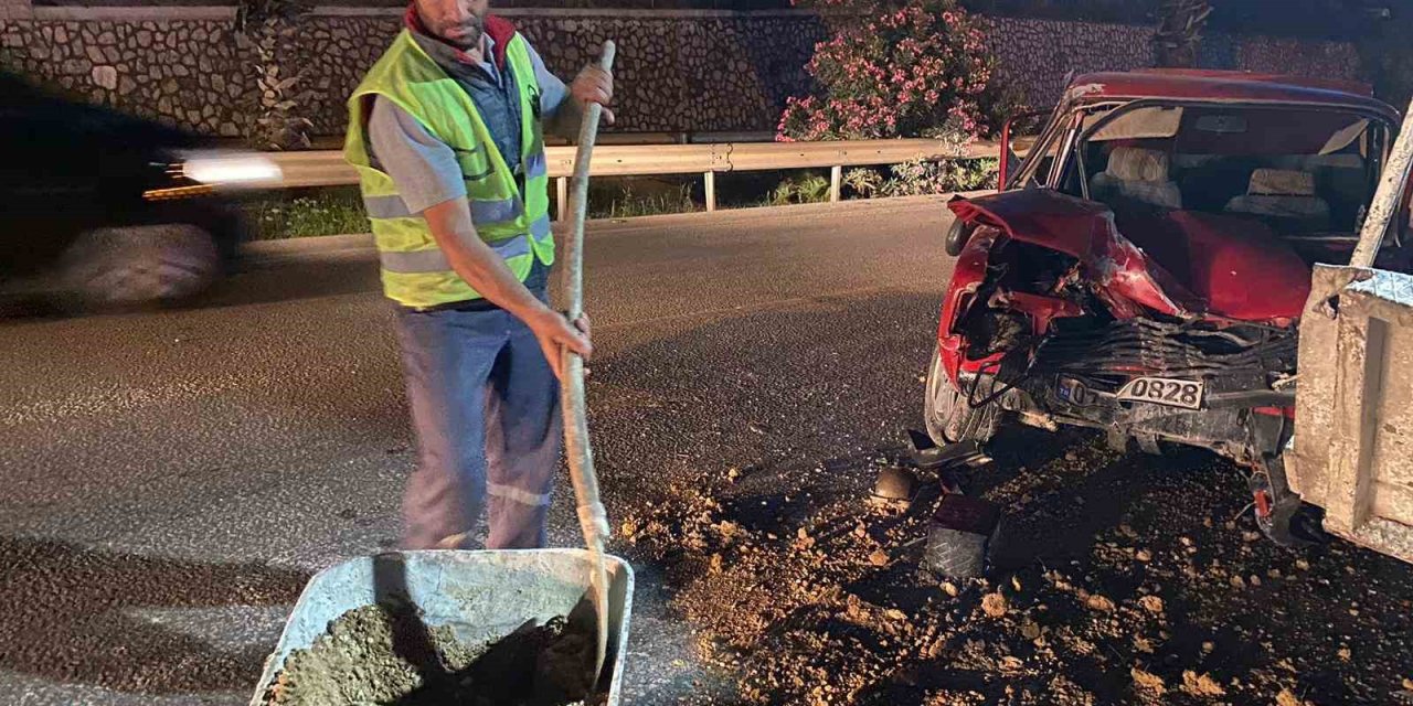 Temizlik İşçileri Karıştıkları Kaza Yerinde Bile Görevlerini İhmal Etmedi