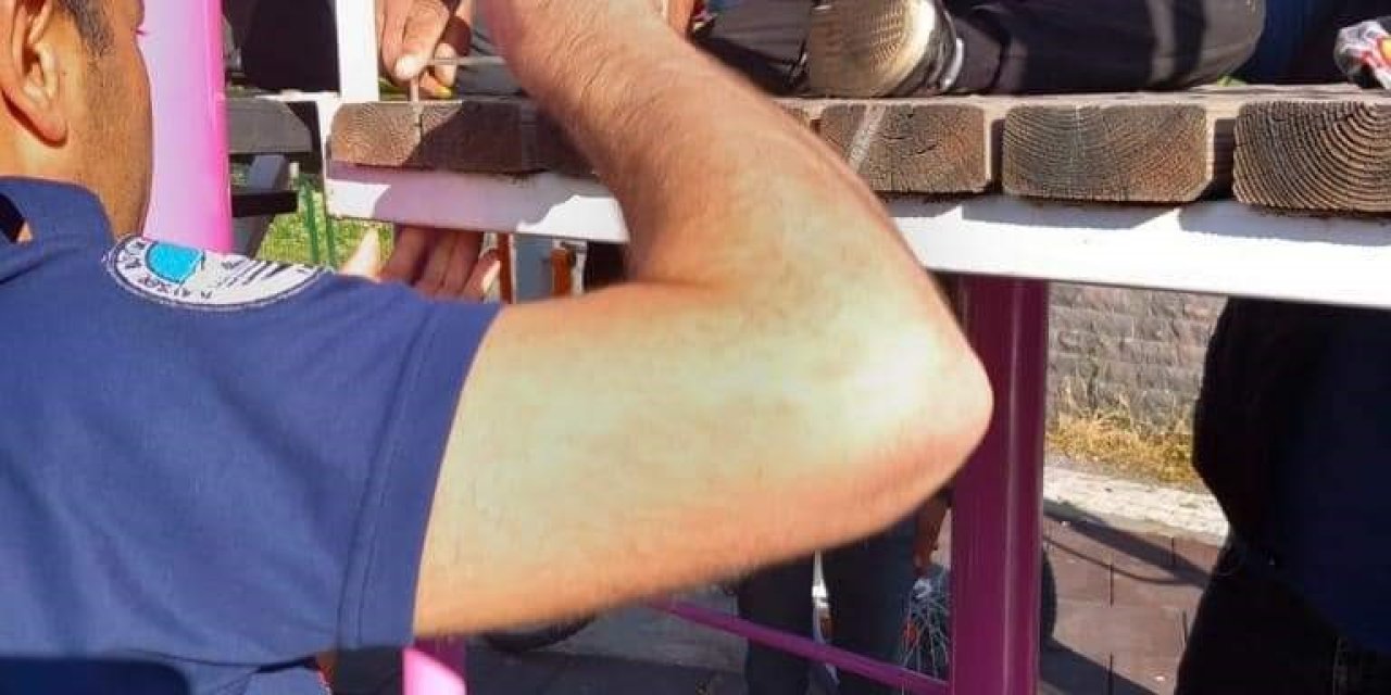 Oyun Parkında Ayağı Ahşap Arasına Sıkışan Çocuğu İtfaiye Kurtardı