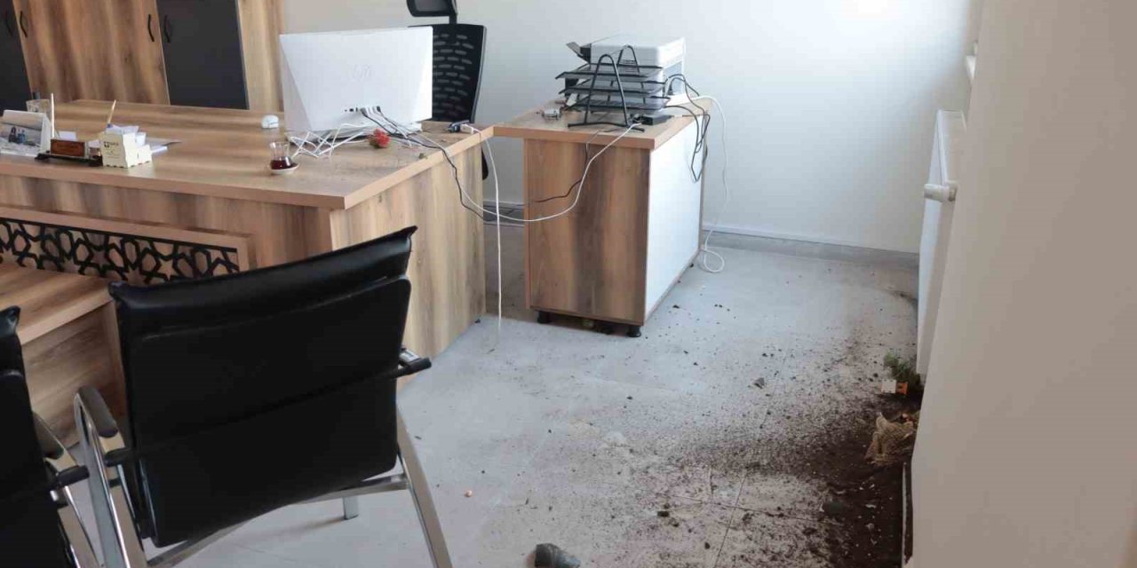 Öğretmene Sinirlendi, Müdüre Saldırıp Odayı Dağıttı