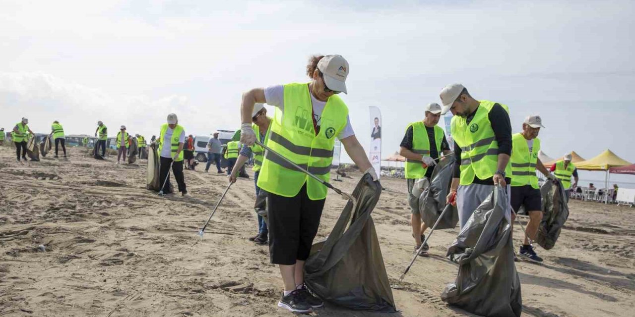 Mersin Büyükşehir Belediyesinden Sahil Temizleme Etkinliği