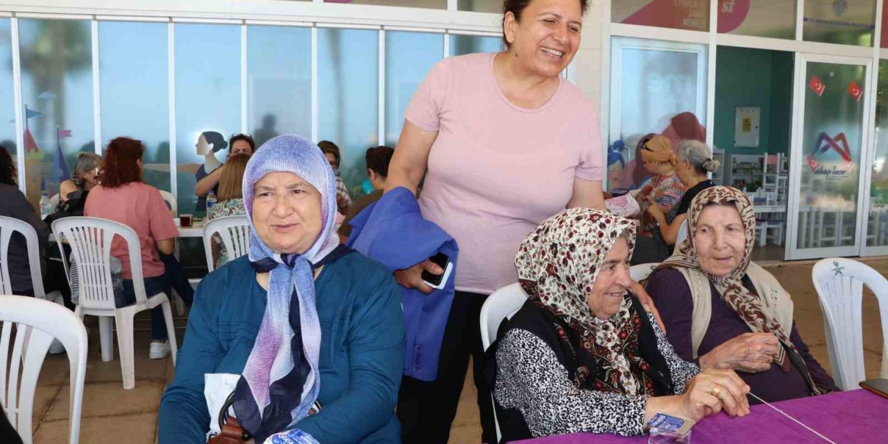 Mersin’de Yaş Almış Vatandaşlar 80’ler Etkinliğinde Bir Araya Geldi