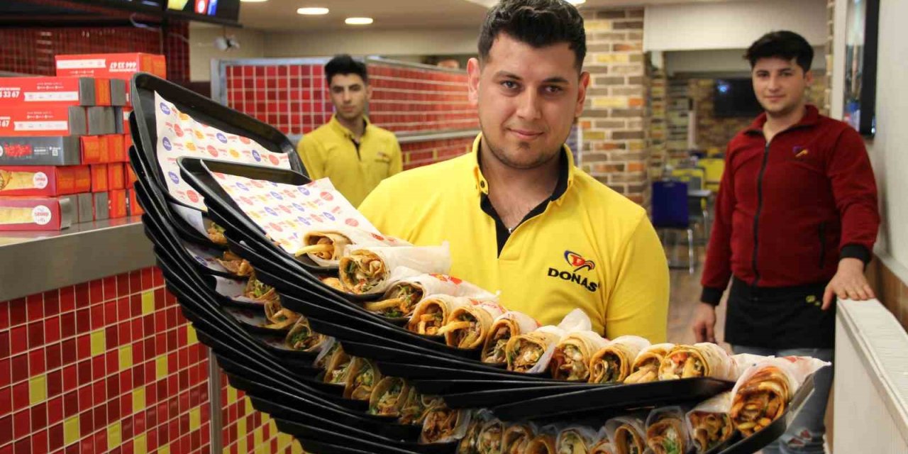 Aynı Anda 45 Tepsi Taşıyarak Meslektaşlarına Meydan Okuyor