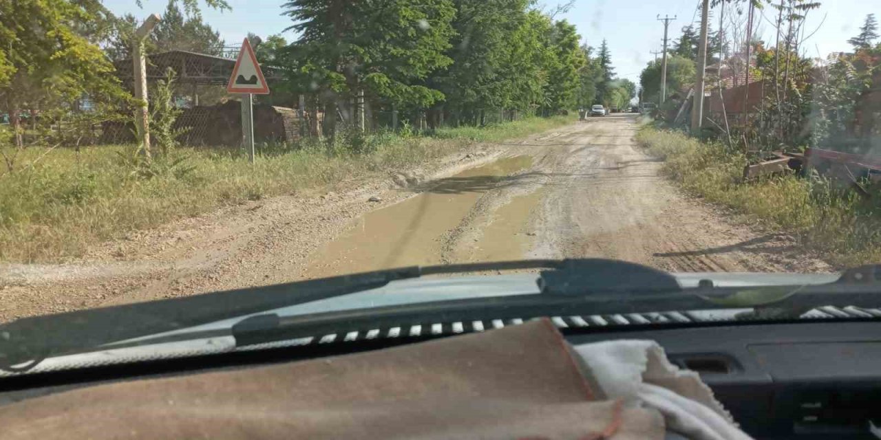 Yunus Emre’ye Yakışmayan Yollardan Vatandaş Şikayetçi