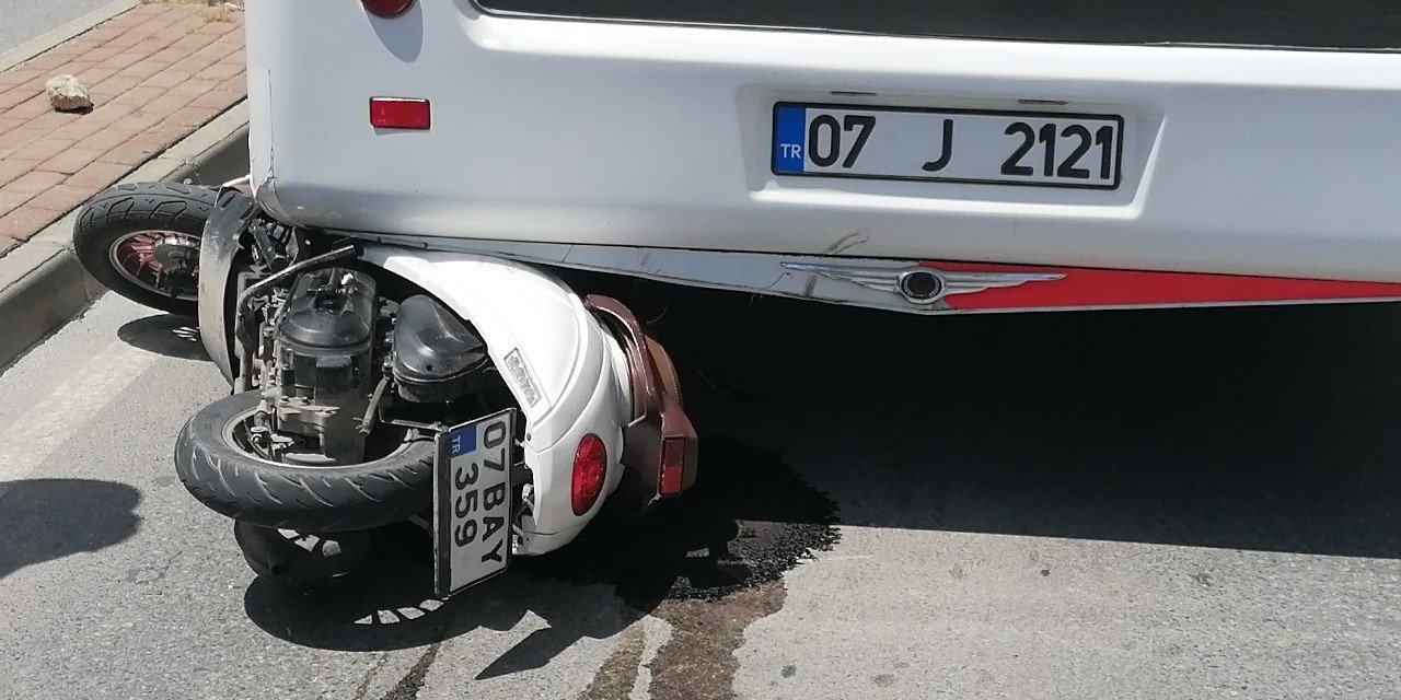 Önünde Duran Minibüsü Fark Eden Motosiklet Sürücüsü Direksiyonunu Bırakıp Kendini Yere Attı