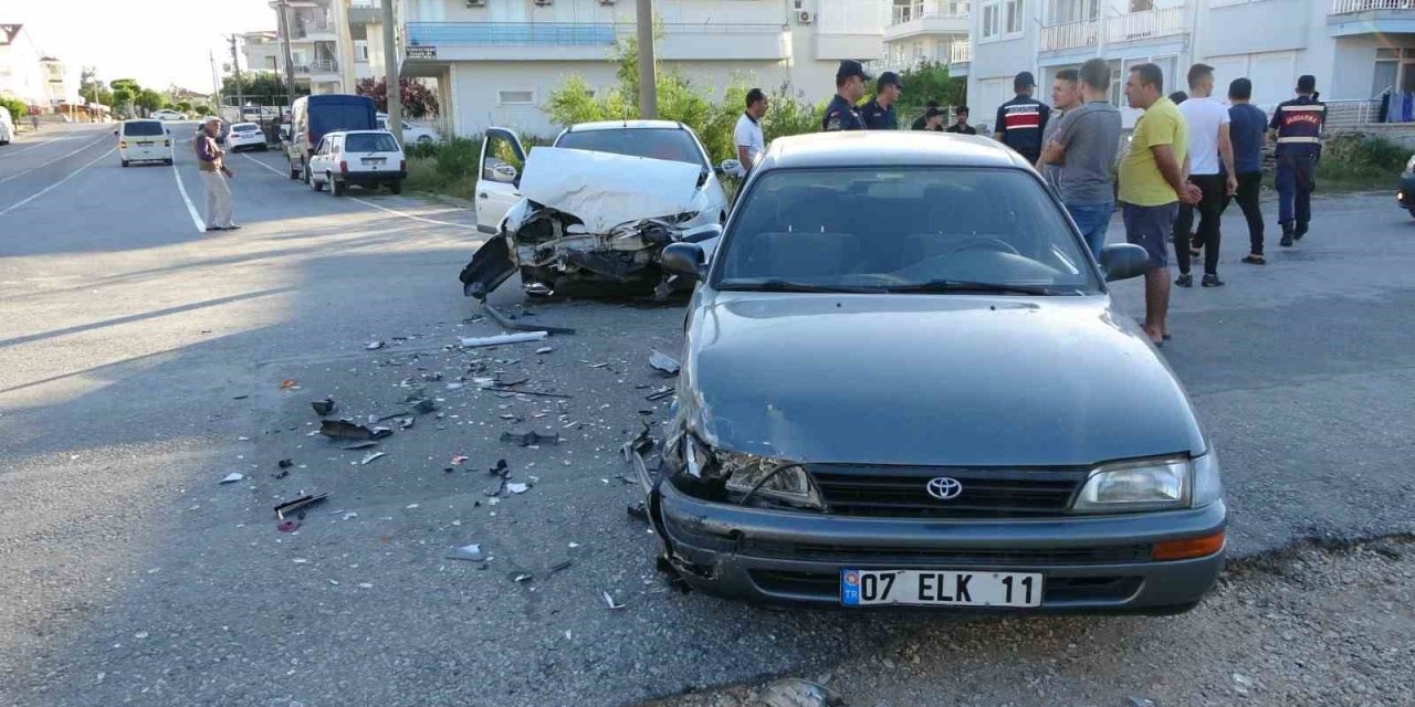 Otomobiller Kafa Kafaya Çarpıştı: 8 Yaralı