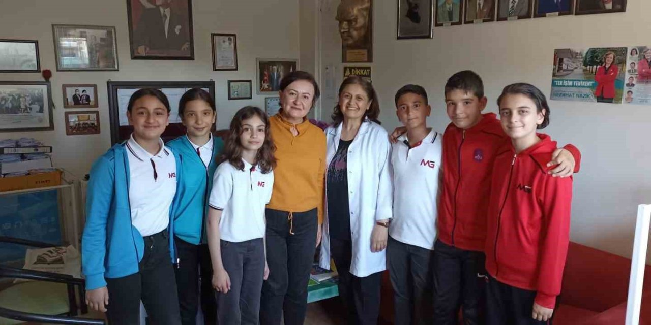 Nezaket Kulübü Muhtar Nezahet Nazik’i Ziyaret Edip Şiirlerini Hediye Etti