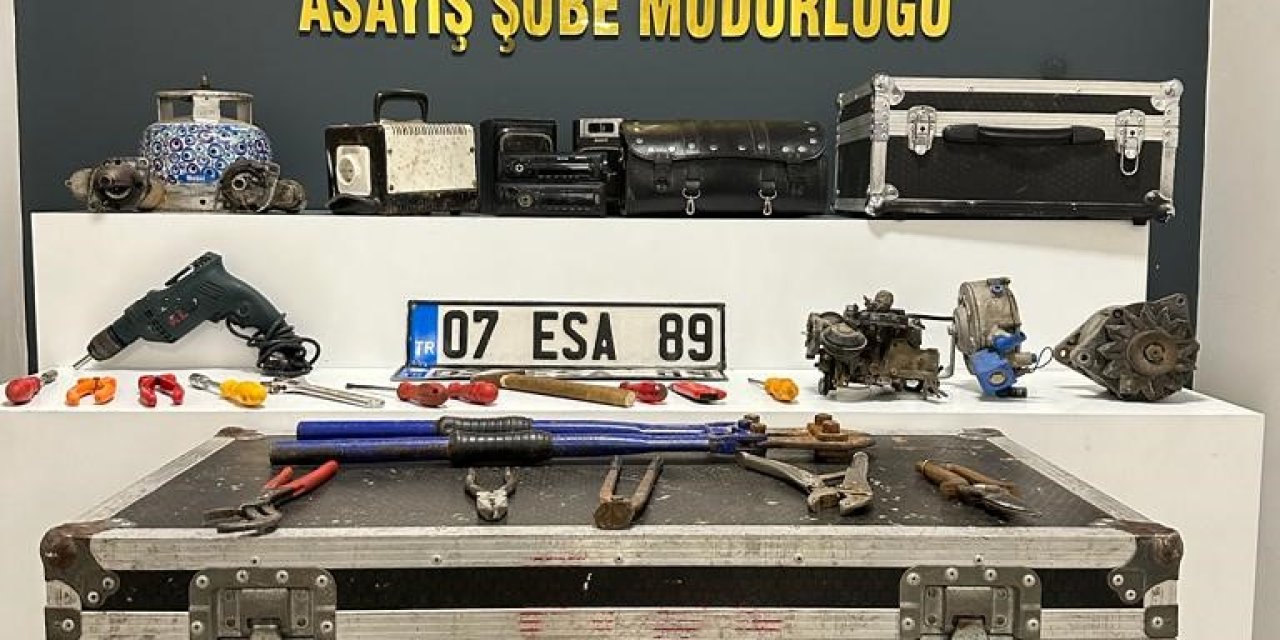 Antalya’da Araçların Plakalarını Çalan Hırsızlar Yakalandı