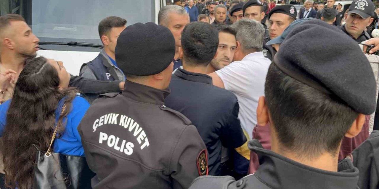 Eylemci Zannedilerek Gözaltına Alınan Vatandaş Serbest Bırakılınca Polislere Sarılarak Olay Yerinden Ayrıldı