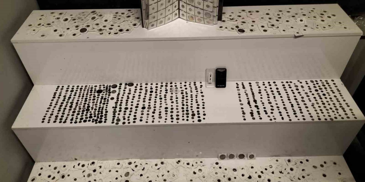 Çelik Kasadan Yüzlerce Tarihi Eser Çıktı