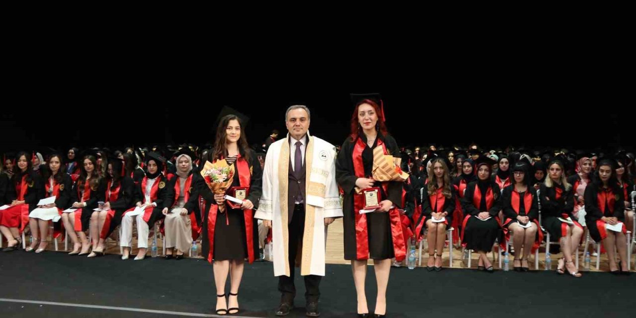 Erü Tıp Fakültesi 49. Dönem Mezunlarını Verdi