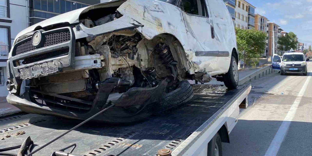 Bariyerlere Çarpan Hafif Ticari Araç Yan Yattı: 1 Yaralı