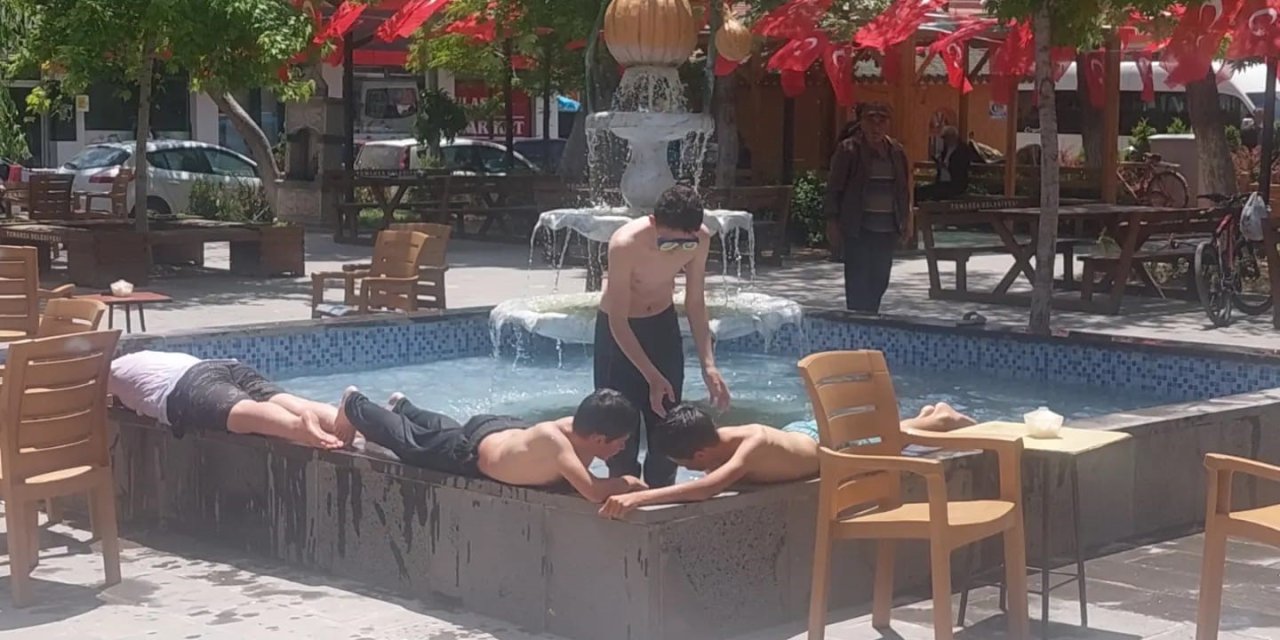 Havalardan Bunalan Çocuklar Süs Havuzuna Girdi