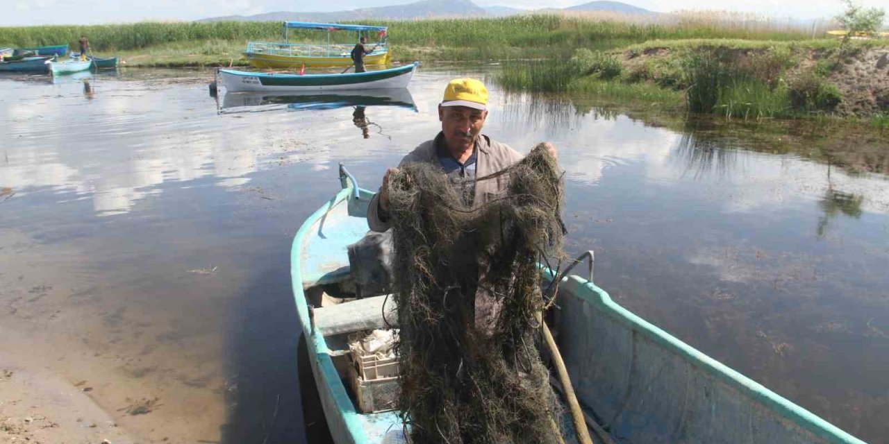 Balıkçılar Gölde Yasak Sezonda Hayalet Ağ Avlıyor