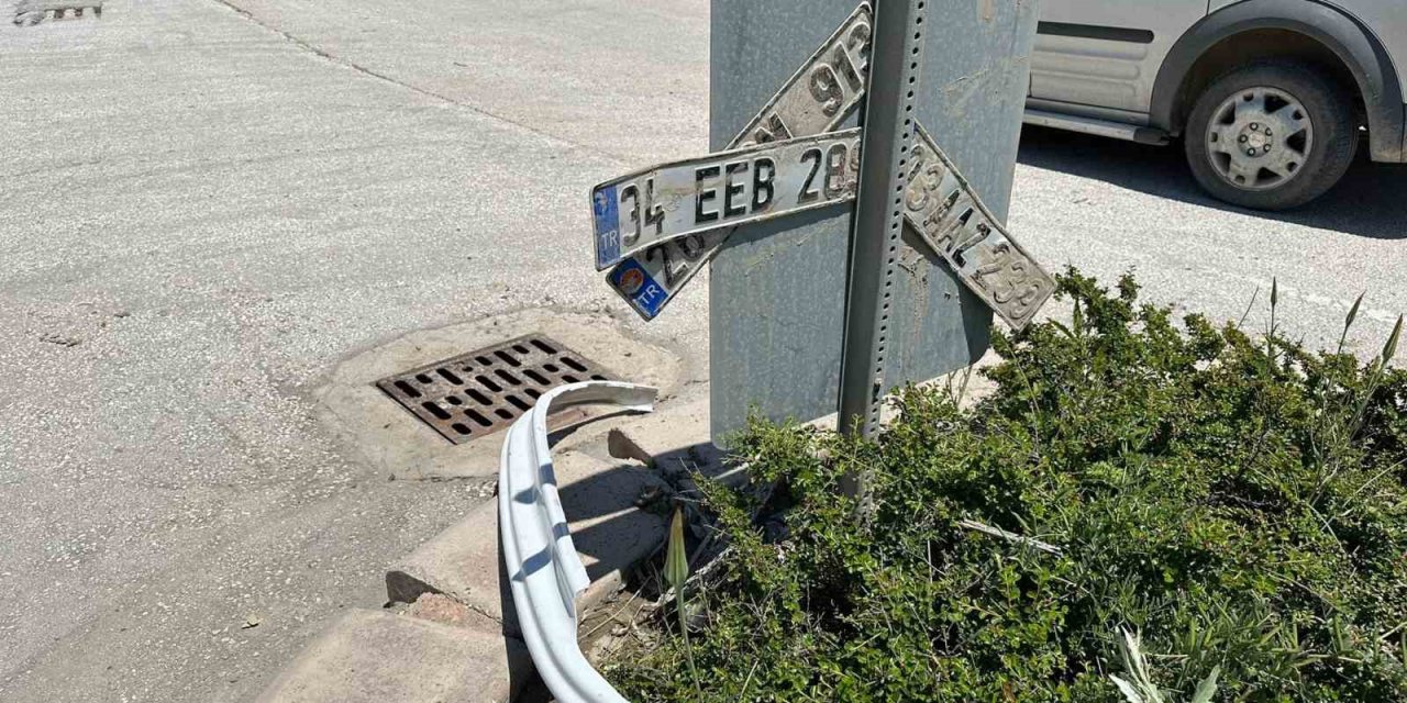 Eskişehir’de Göle Dönen Yollarda Onlarca Araç Plakası Kaldı