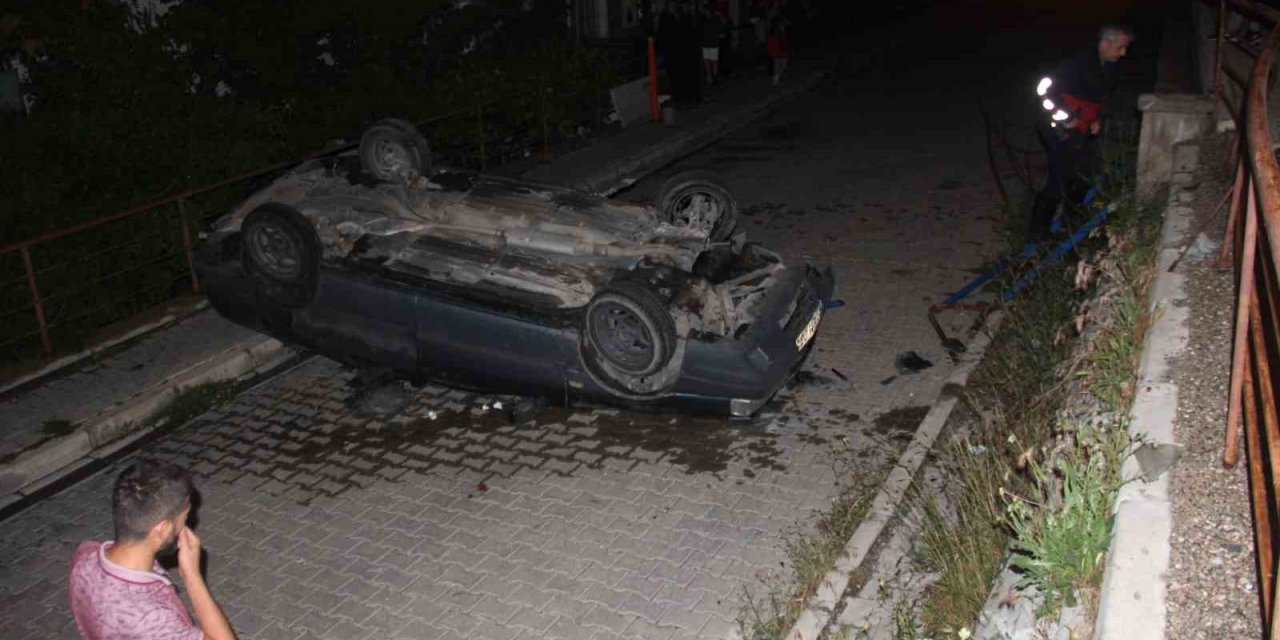 Kontrolden Çıkan Otomobil Devrildi: 3 Yaralı