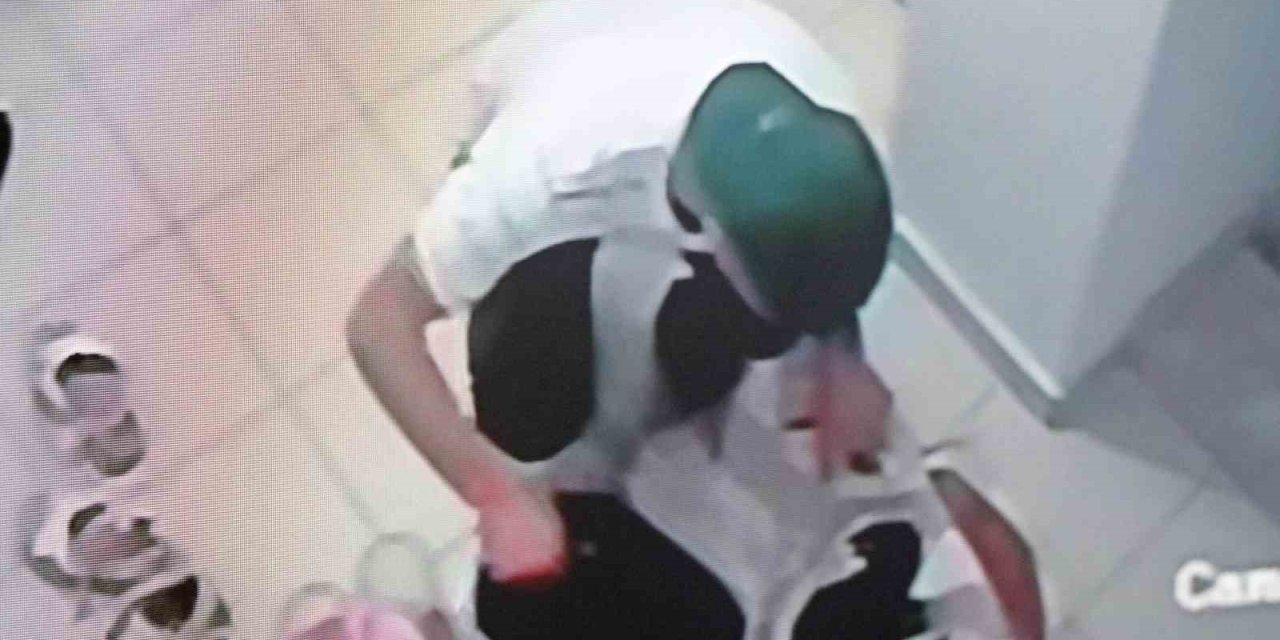 Hırsız Girdiği Apartmanda Ayakkabıları Çuvala Doldurup, Çaldığı Bebek Arabasına Yükleyerek Kaçtı