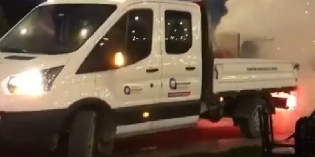 Kırmızı Halıdan Gelin Ve Damattan Önce Sivrisinek İlaçlama Aracı Girdi