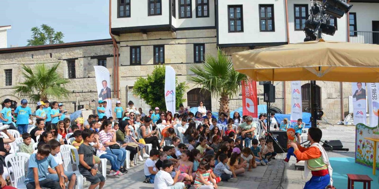 Tarihi St. Paul Meydanında Tiyatro Gösterimi