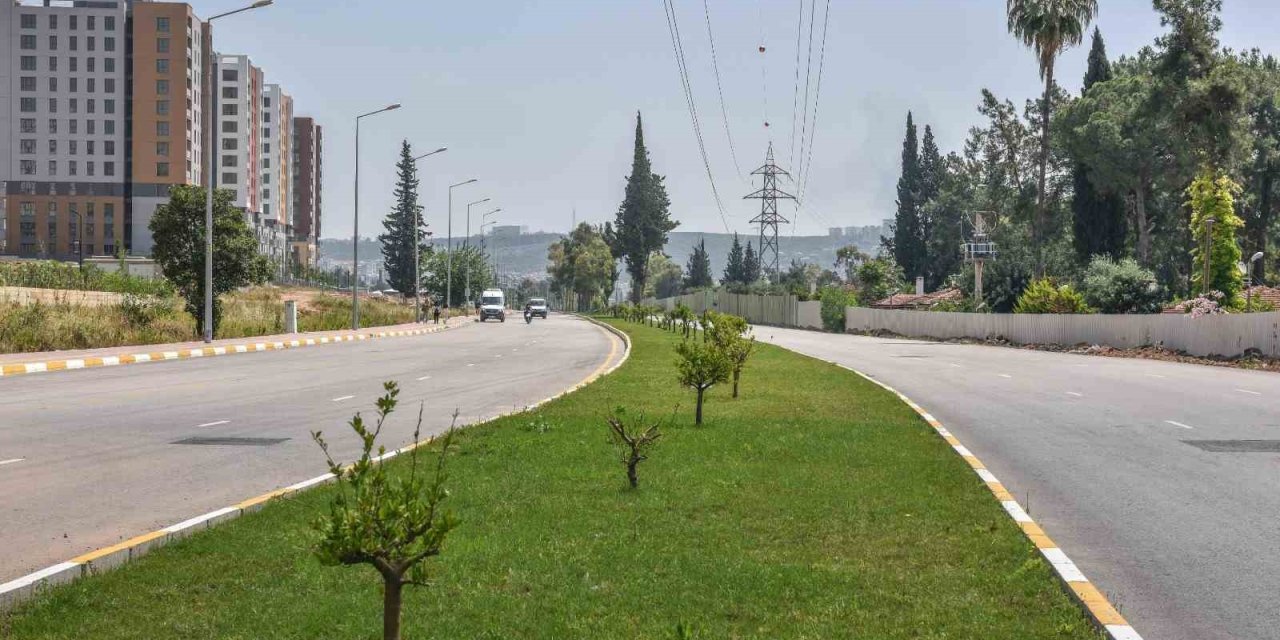 Antalya’nın Kurtuluş Caddesi Yemyeşil Oldu