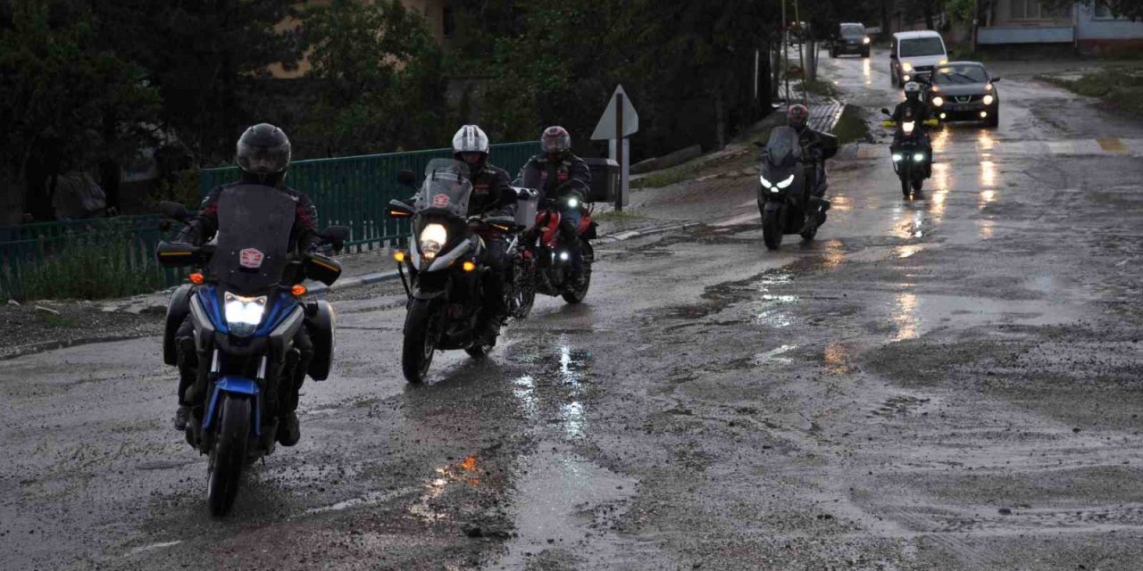 Motosiklet Derneğinden Köy Okuluna Anlamlı Kitap Desteği